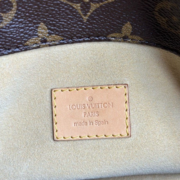Louis Vuitton Artsy MM in Monogram - Picture 13 of 16